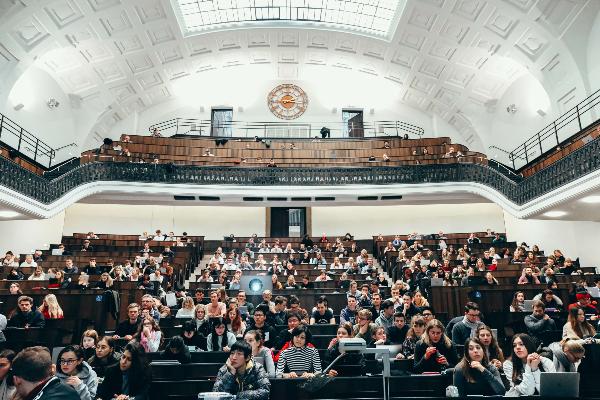A lecture in the main auditorium of the LMU main building filled with many students. | © Katharina Vukadin A lecture in the main auditorium of the LMU main building filled with many students.